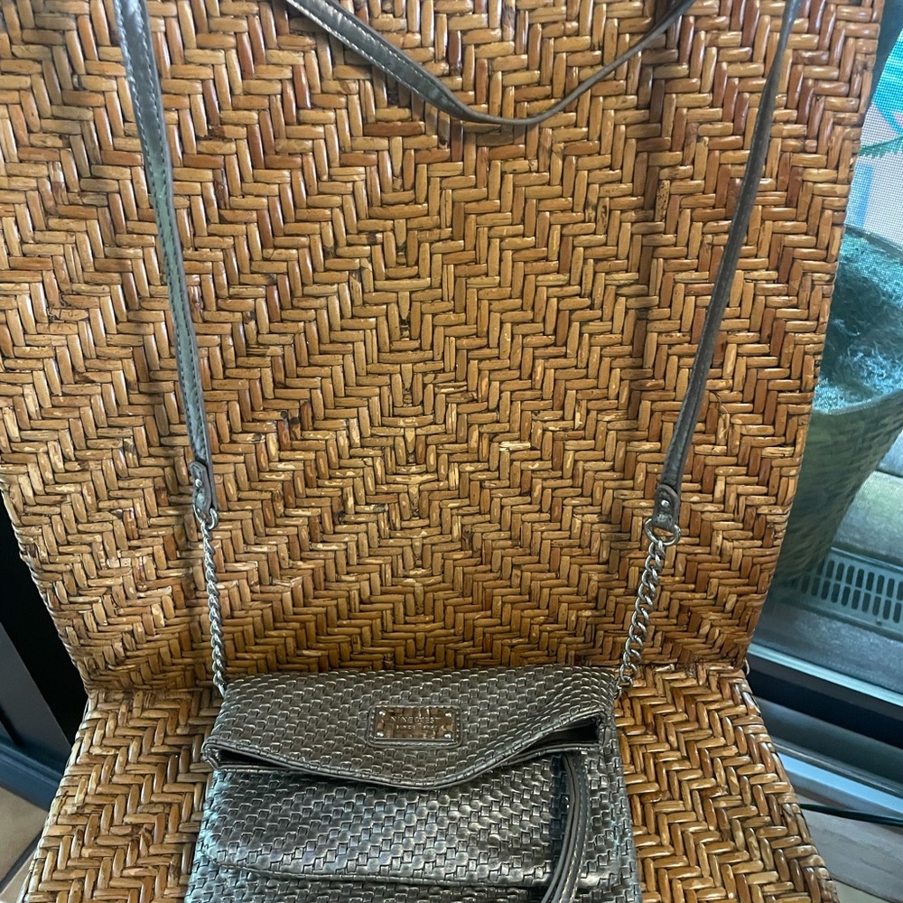 New West Silver Leather Shoulder/ Crossbody Clutch Purse w Multi Zippered Spaces